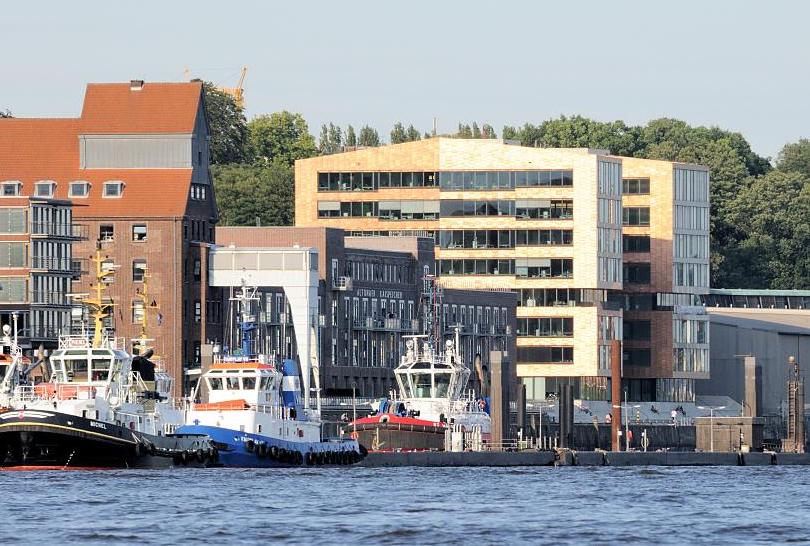 869_6942 Architekturperlen am Elbrand von Hamburg Altona. Liegeplatz der Hafenschlepper Neumühlen. | Grosse Elbstrasse - Bilder vom Altonaer Hafenrand.